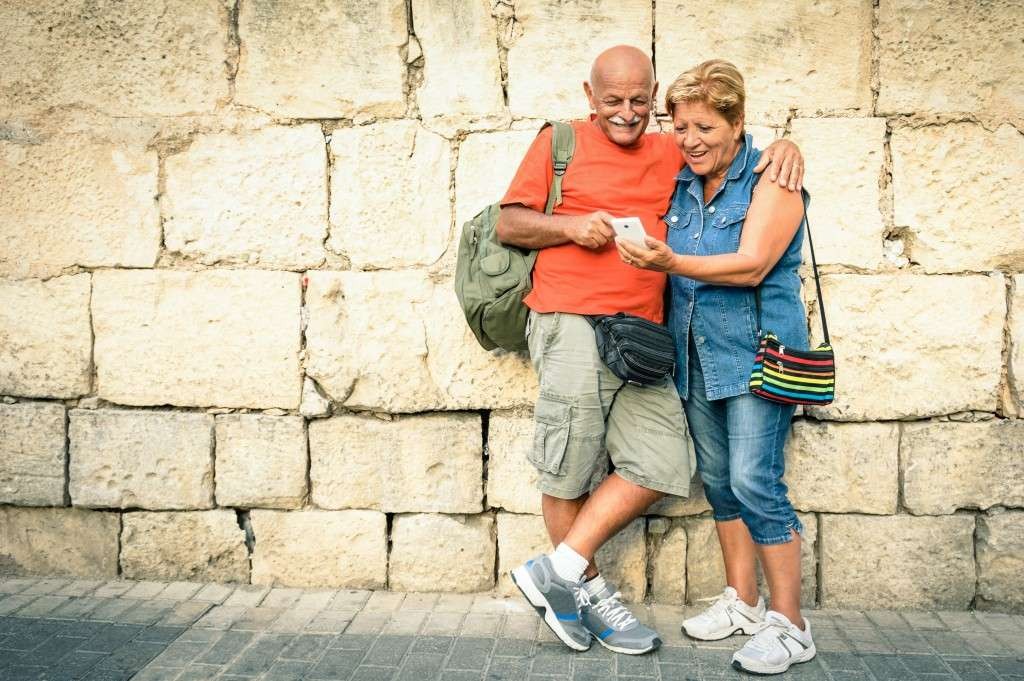 Casal de idosos viajando